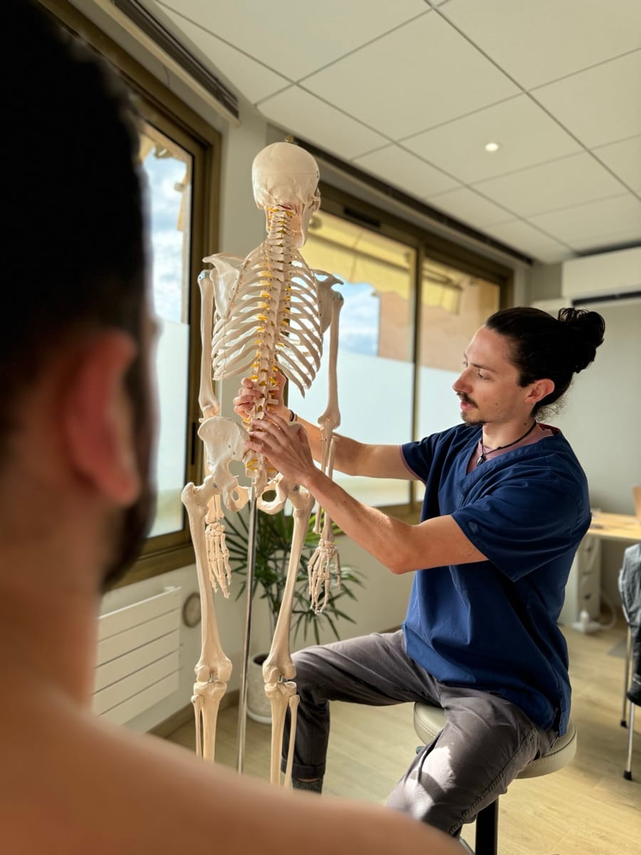 Antoine Pernette ostéopathe avec squelette anatomique - Saint-Didier-au-Mont-d'Or